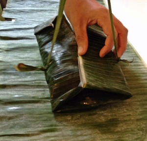 Securing the banana leaf packet 